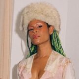 Rencontrez Aluna – la magnifique DJ qui veut que ses fans se comportent mal