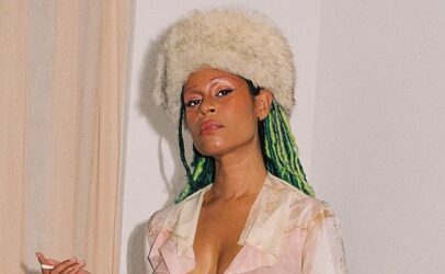 Rencontrez Aluna – la magnifique DJ qui veut que ses fans se comportent mal