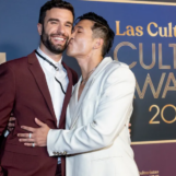 Joel Kim Booster épouse son partenaire John Michael Sudsina après quatre ans de vie commune