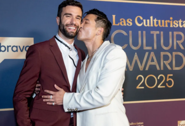 Joel Kim Booster épouse son partenaire John Michael Sudsina après quatre ans de vie commune