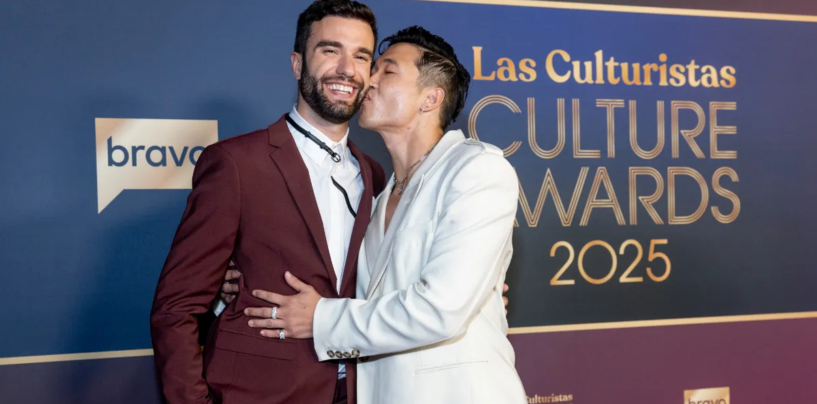 Joel Kim Booster épouse son partenaire John Michael Sudsina après quatre ans de vie commune