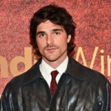 Jacob Elordi montre sa ligne en V sexy lors d'une séance photo torride