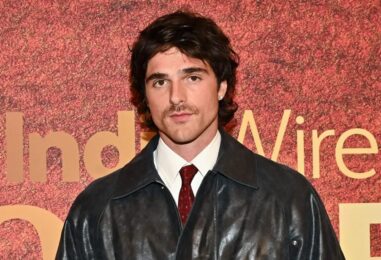 Jacob Elordi montre sa ligne en V sexy lors d'une séance photo torride