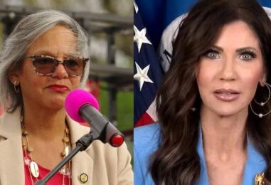 Le représentant Robin Kelly dépose des articles de mise en accusation contre Kristi Noem