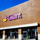 Une femme du Maryland arrêtée pour avoir agressé un homosexuel dans une épicerie fait face à des accusations de crime de haine