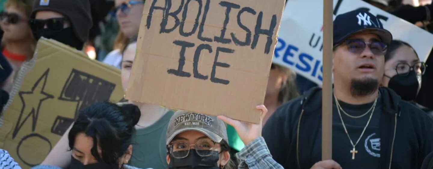 Les femmes progressistes-démocrates prennent l’initiative de relancer le message « abolir l’ICE »