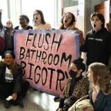 Un an plus tard, le Mouvement de libération du genre intensifie sa lutte pour les droits des trans