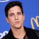 Rencontrez Mike Manning – le bel acteur queer qui joue dans Beyond the Gates