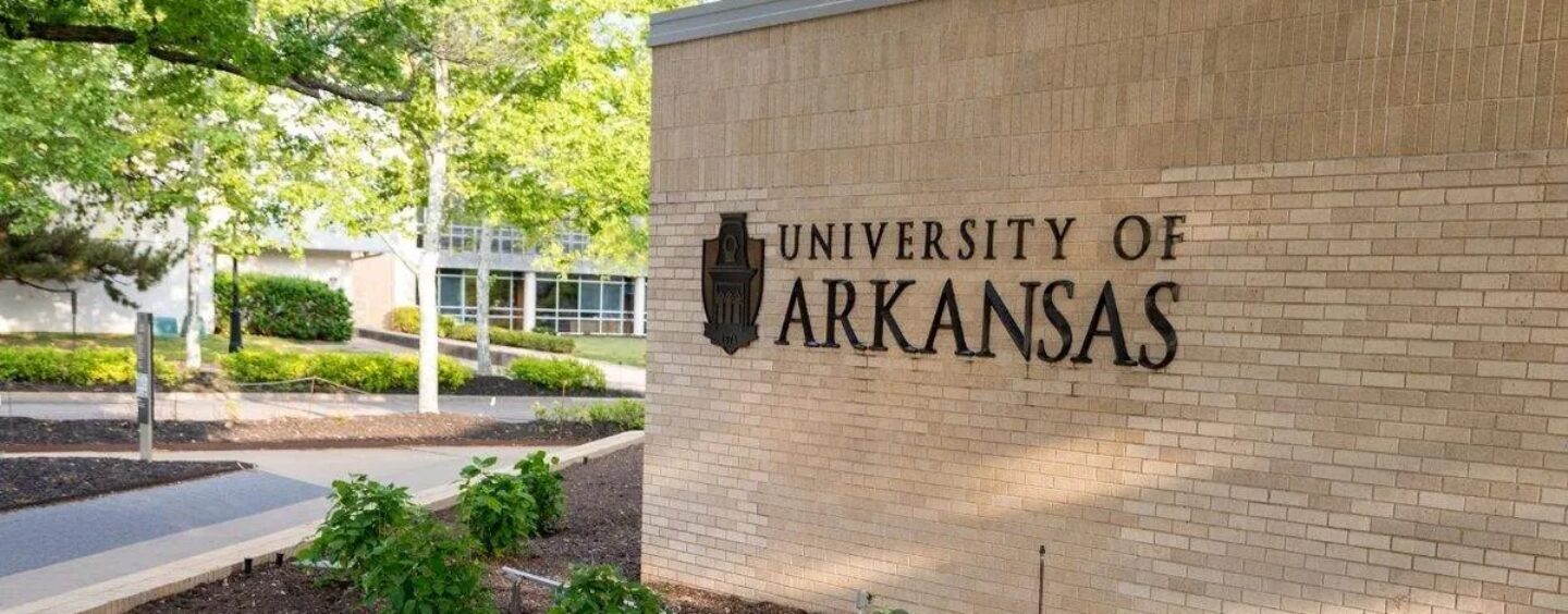 L'Université de l'Arkansas retire son offre à la nouvelle doyenne de la faculté de droit parce qu'elle soutenait les athlètes trans