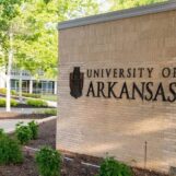L'Université de l'Arkansas retire son offre à la nouvelle doyenne de la faculté de droit parce qu'elle soutenait les athlètes trans