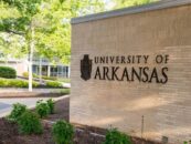 L'Université de l'Arkansas retire son offre à la nouvelle doyenne de la faculté de droit parce qu'elle soutenait les athlètes trans
