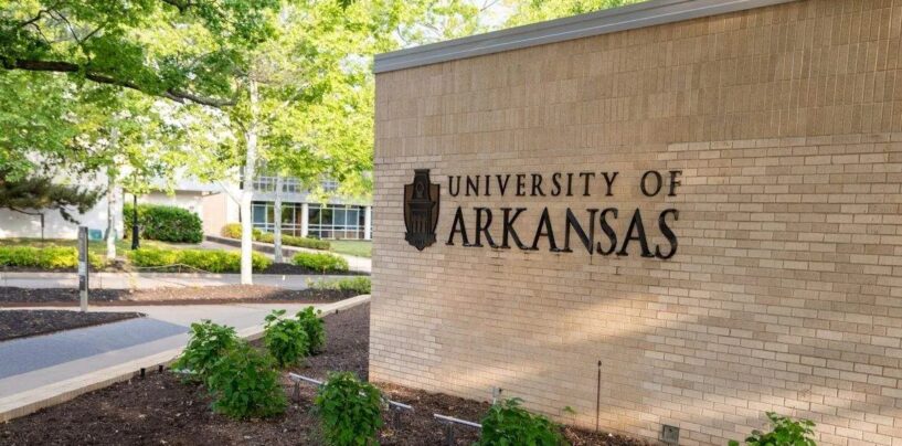 L'Université de l'Arkansas retire son offre à la nouvelle doyenne de la faculté de droit parce qu'elle soutenait les athlètes trans