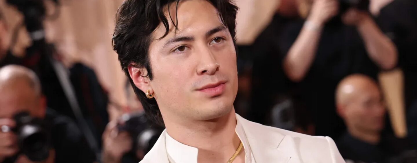 Hudson Williams se déshabille et porte un slip blanc moulant lors d'une nouvelle séance photo torride