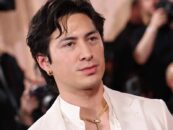 Hudson Williams se déshabille et porte un slip blanc moulant lors d'une nouvelle séance photo torride