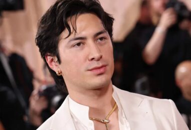 Hudson Williams se déshabille et porte un slip blanc moulant lors d'une nouvelle séance photo torride