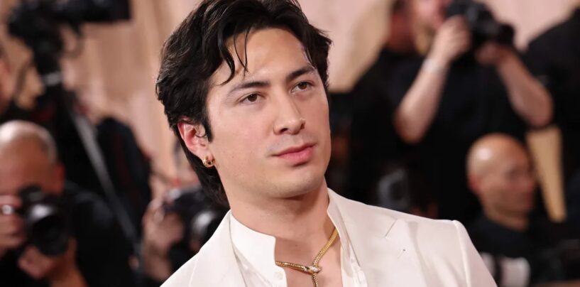 Hudson Williams se déshabille et porte un slip blanc moulant lors d'une nouvelle séance photo torride