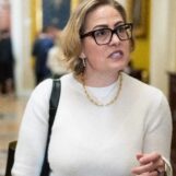 L'ancien sénateur Kyrsten Sinema fait face à une poursuite de 25 000 $ pour avoir prétendument détruit un mariage de 14 ans