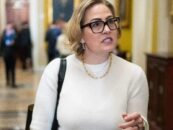 L'ancien sénateur Kyrsten Sinema fait face à une poursuite de 25 000 $ pour avoir prétendument détruit un mariage de 14 ans