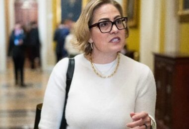 L'ancien sénateur Kyrsten Sinema fait face à une poursuite de 25 000 $ pour avoir prétendument détruit un mariage de 14 ans