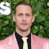 Alexander Skarsgård porte un maillot sexy dans de nouvelles photos torrides qui rendent les gays sauvages