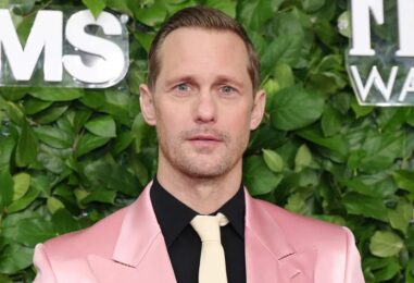 Alexander Skarsgård porte un maillot sexy dans de nouvelles photos torrides qui rendent les gays sauvages