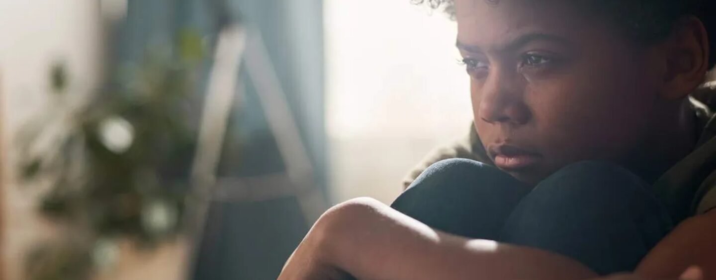 Le système de santé mentale laisse tomber les enfants queers de couleur – et nous laissons cela se produire