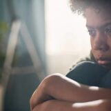 Le système de santé mentale laisse tomber les enfants queers de couleur – et nous laissons cela se produire