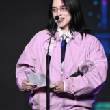 Billie Eilish critique l'ICE pour les manifestants « assassinés »