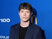 La star de Boots, Jack Cameron Kay, montre son renflement sexy dans de nouvelles photos