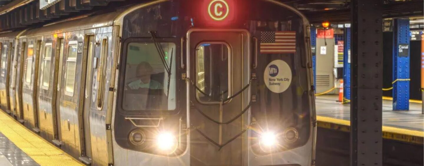 Un homme agressé dans le métro de New York pour avoir embrassé sa partenaire trans