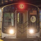 Un homme agressé dans le métro de New York pour avoir embrassé sa partenaire trans