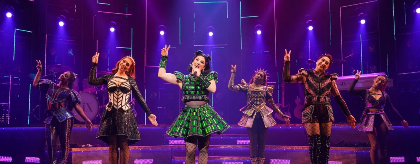 Six : Les producteurs musicaux défendent Dylan Mulvaney après avoir lancé une réaction violente