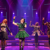 Six : Les producteurs musicaux défendent Dylan Mulvaney après avoir lancé une réaction violente