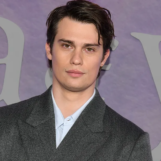 Nicholas Galitzine devient un beau mec dans la bande-annonce des Maîtres de l'Univers