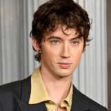 Troye Sivan détruit le chirurgien plasticien de TikTok qui lui a suggéré de se faire opérer pour réparer sa « mort de minet »