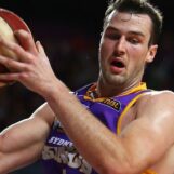 La star du basket-ball professionnel AJ Oglivy se révèle gay et dit qu'il devait « se présenter comme hétéro »