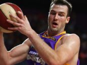 La star du basket-ball professionnel AJ Oglivy se révèle gay et dit qu'il devait « se présenter comme hétéro »