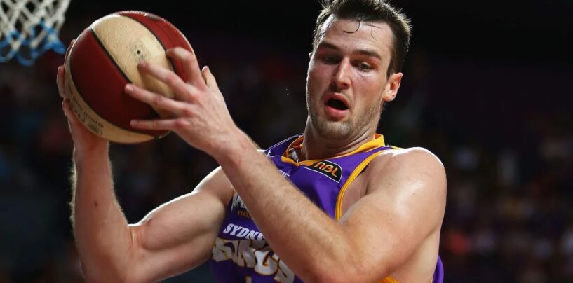 La star du basket-ball professionnel AJ Oglivy se révèle gay et dit qu'il devait « se présenter comme hétéro »