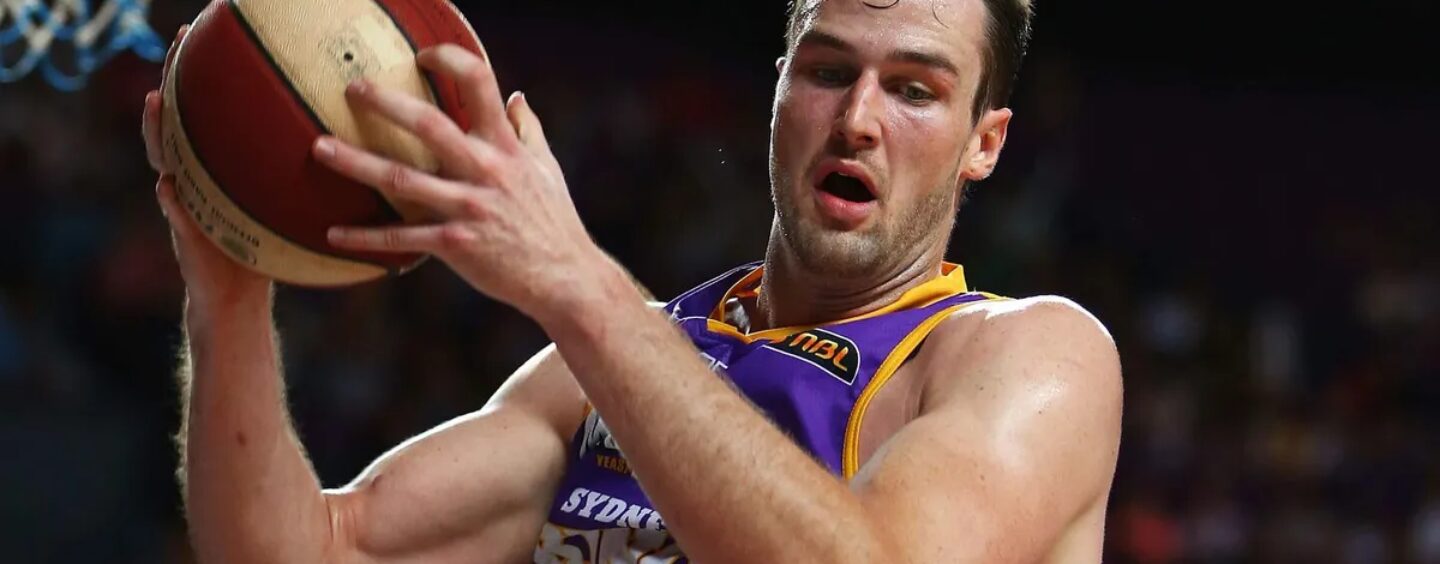 La star du basket-ball professionnel AJ Oglivy se révèle gay et dit qu'il devait « se présenter comme hétéro »