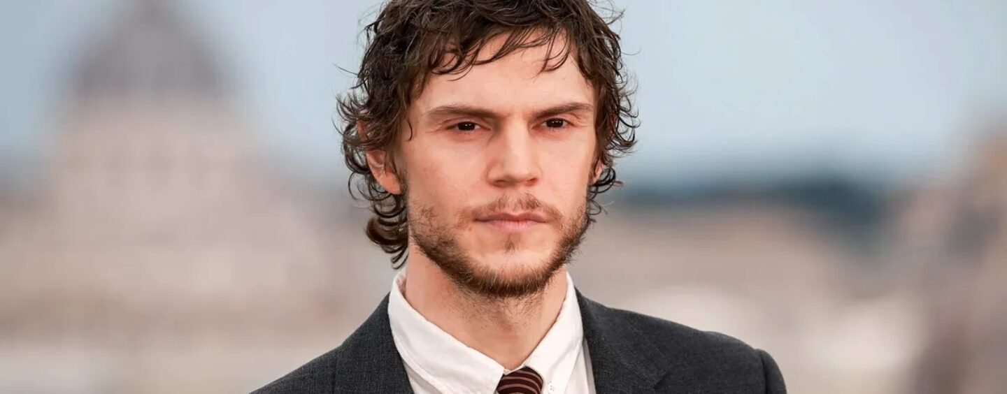 Evan Peters se déshabille et porte une paire de sous-vêtements moulants sur de nouvelles photos virales