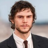 Evan Peters se déshabille et porte une paire de sous-vêtements moulants sur de nouvelles photos virales