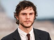 Evan Peters se déshabille et porte une paire de sous-vêtements moulants sur de nouvelles photos virales