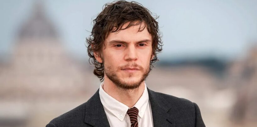 Evan Peters se déshabille et porte une paire de sous-vêtements moulants sur de nouvelles photos virales