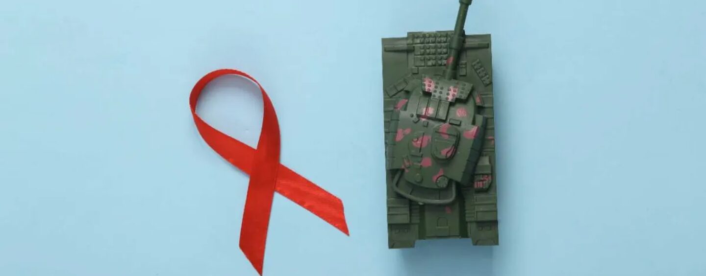 L'interdiction par l'armée des recrues séropositives pourrait créer un dangereux précédent, préviennent les experts
