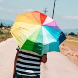 La solitude à la vue de tous : pourquoi tant d’hommes homosexuels se sentent inconnus