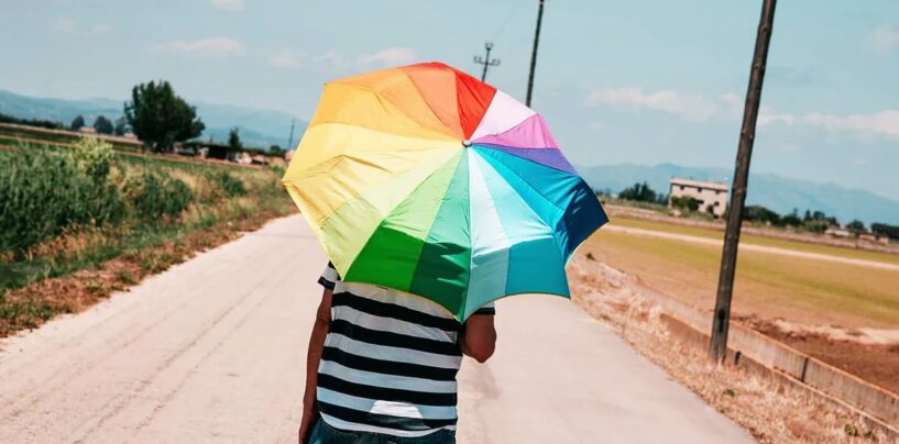 La solitude à la vue de tous : pourquoi tant d’hommes homosexuels se sentent inconnus