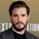 Kit Harington se déshabille avec juste une serviette sur des photos virales torrides