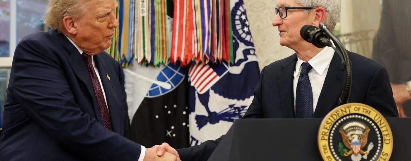 Le PDG d'Apple, Tim Cook, critiqué pour avoir assisté à la projection de Melania à la Maison Blanche