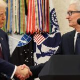Le PDG d'Apple, Tim Cook, critiqué pour avoir assisté à la projection de Melania à la Maison Blanche