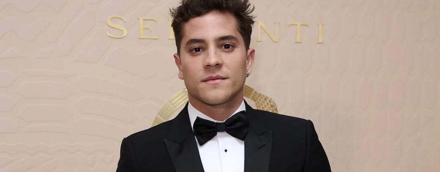 La star d’élite Arón Piper transpire dans un nouveau selfie torride au sauna